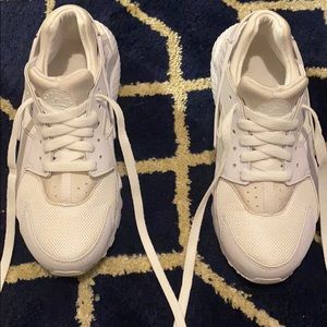 Boys size 6 Nike Huaraches